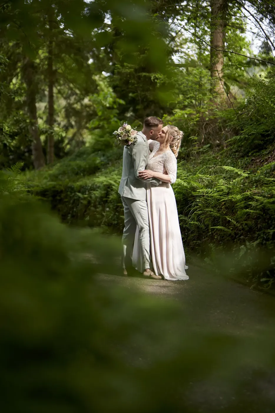 Bruidspaar tijdens de fotoshoot op hun trouwdag