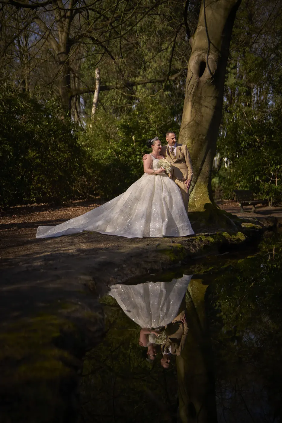 Bruidspaar tijdens de fotoshoot op hun trouwdag