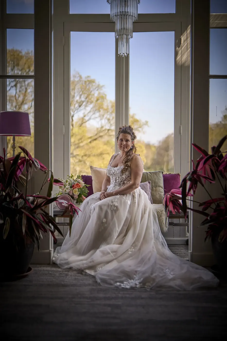 Bruidspaar tijdens de fotoshoot op hun trouwdag