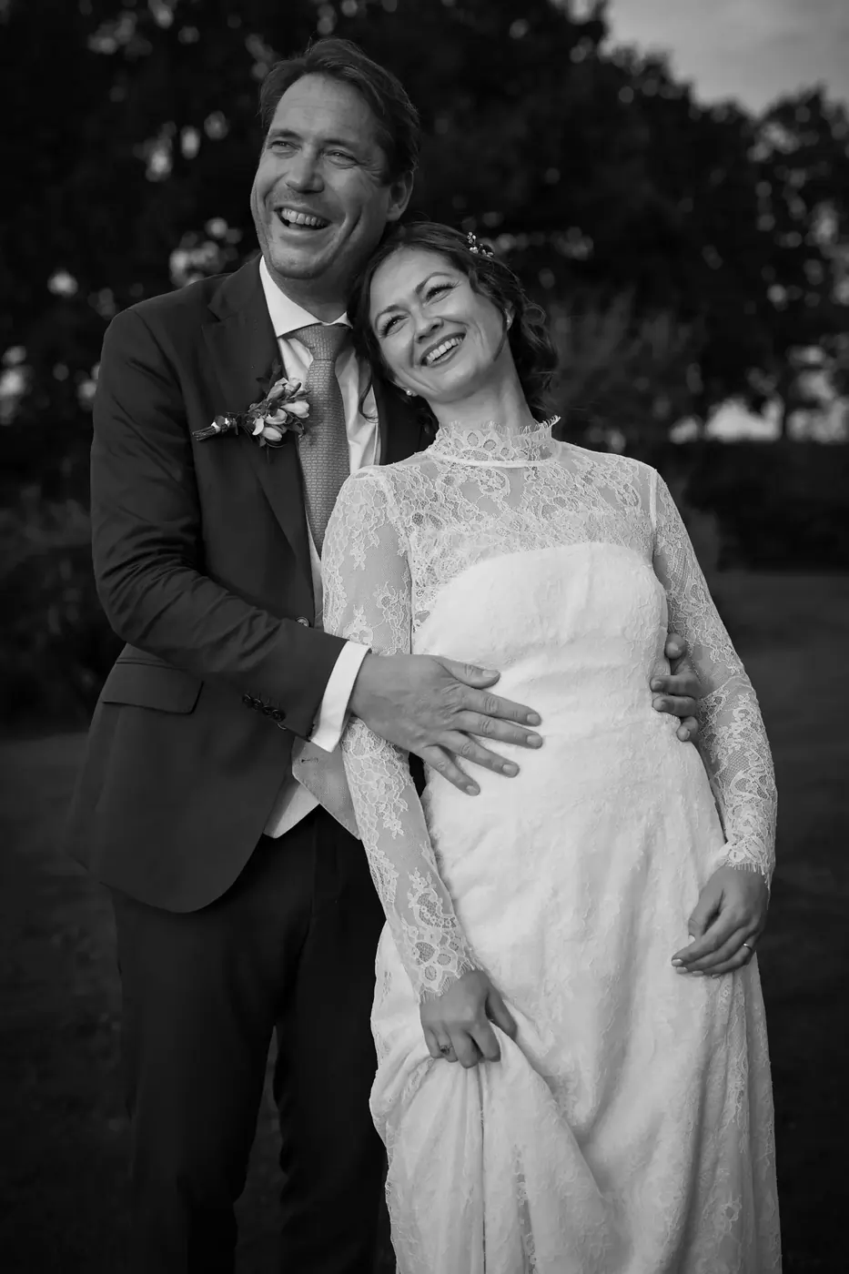 Bruidspaar tijdens de fotoshoot op hun trouwdag