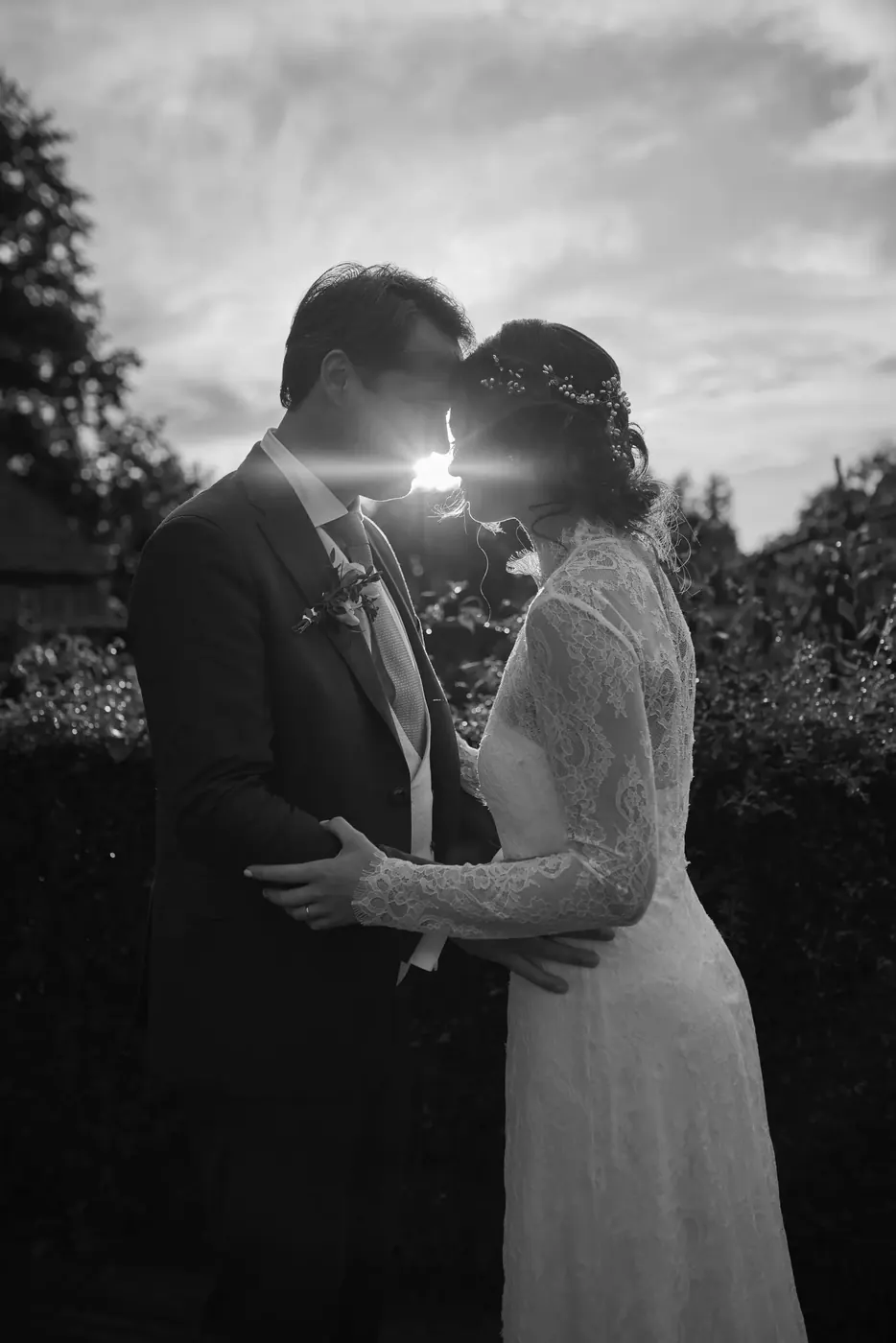 Bruidspaar tijdens de fotoshoot op hun trouwdag