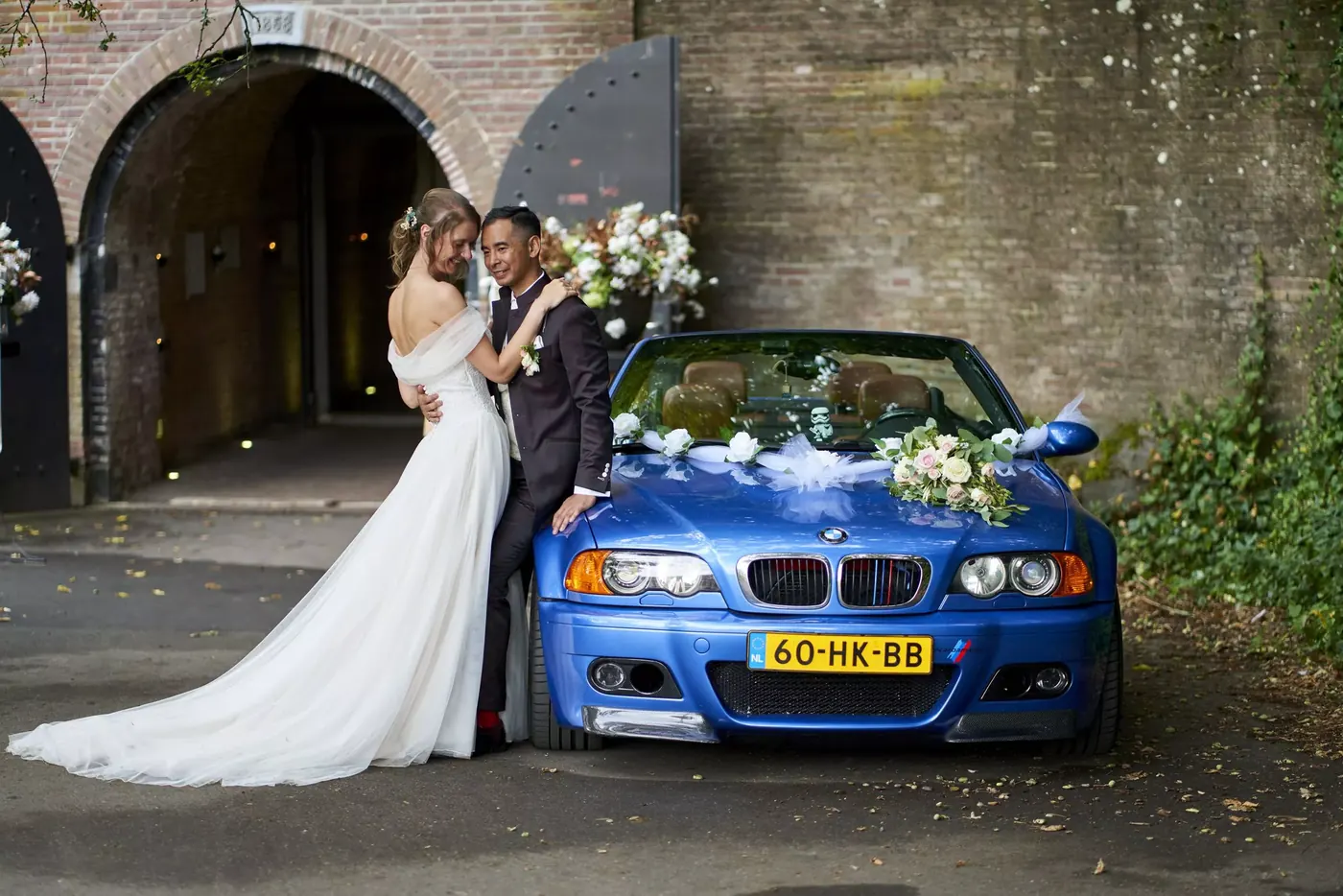 Bruidspaar tijdens de fotoshoot op hun trouwdag in Amsterdam