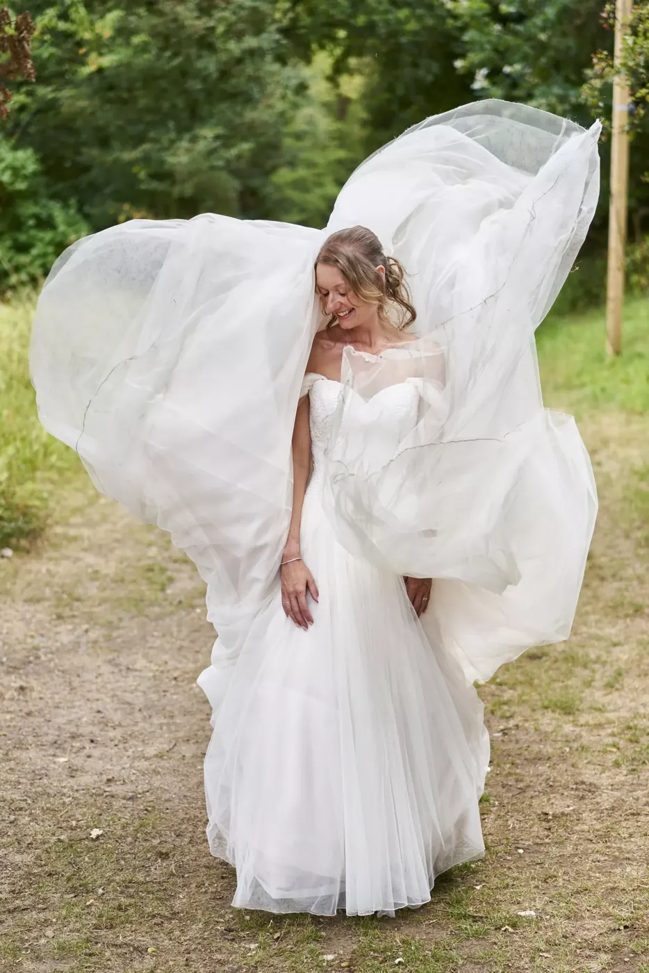 Bruidspaar tijdens de fotoshoot op hun trouwdag in Amsterdam