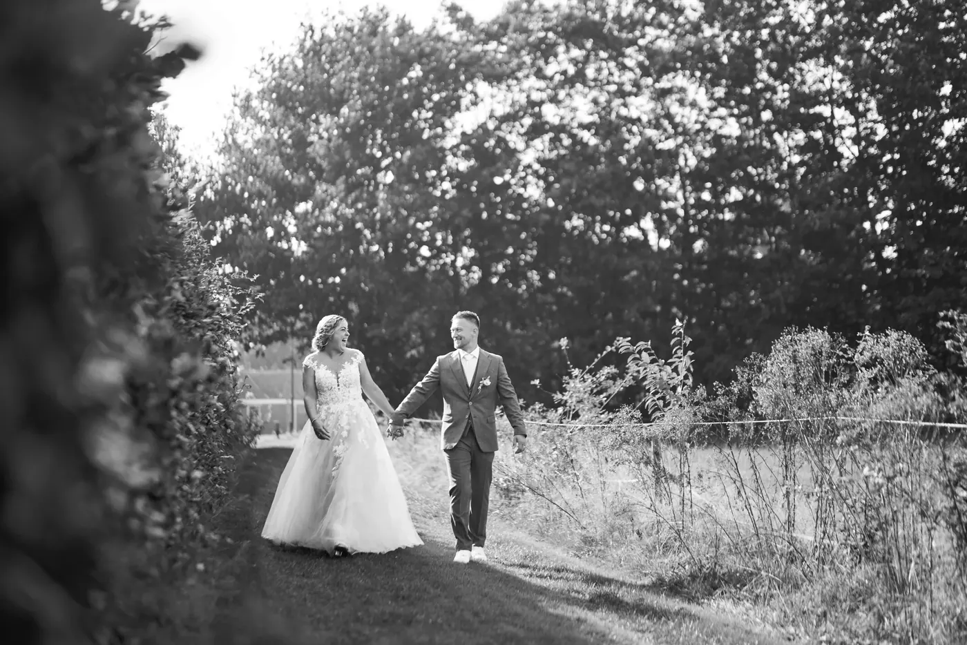 Bruidspaar tijdens de fotoshoot op hun trouwdag