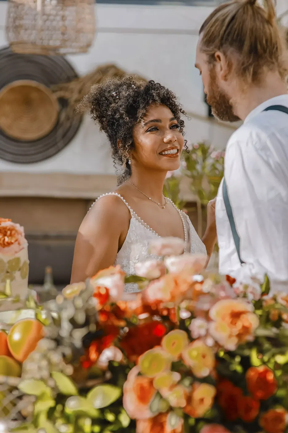 Bruidspaar tijdens de fotoshoot op hun trouwdag aan het strand