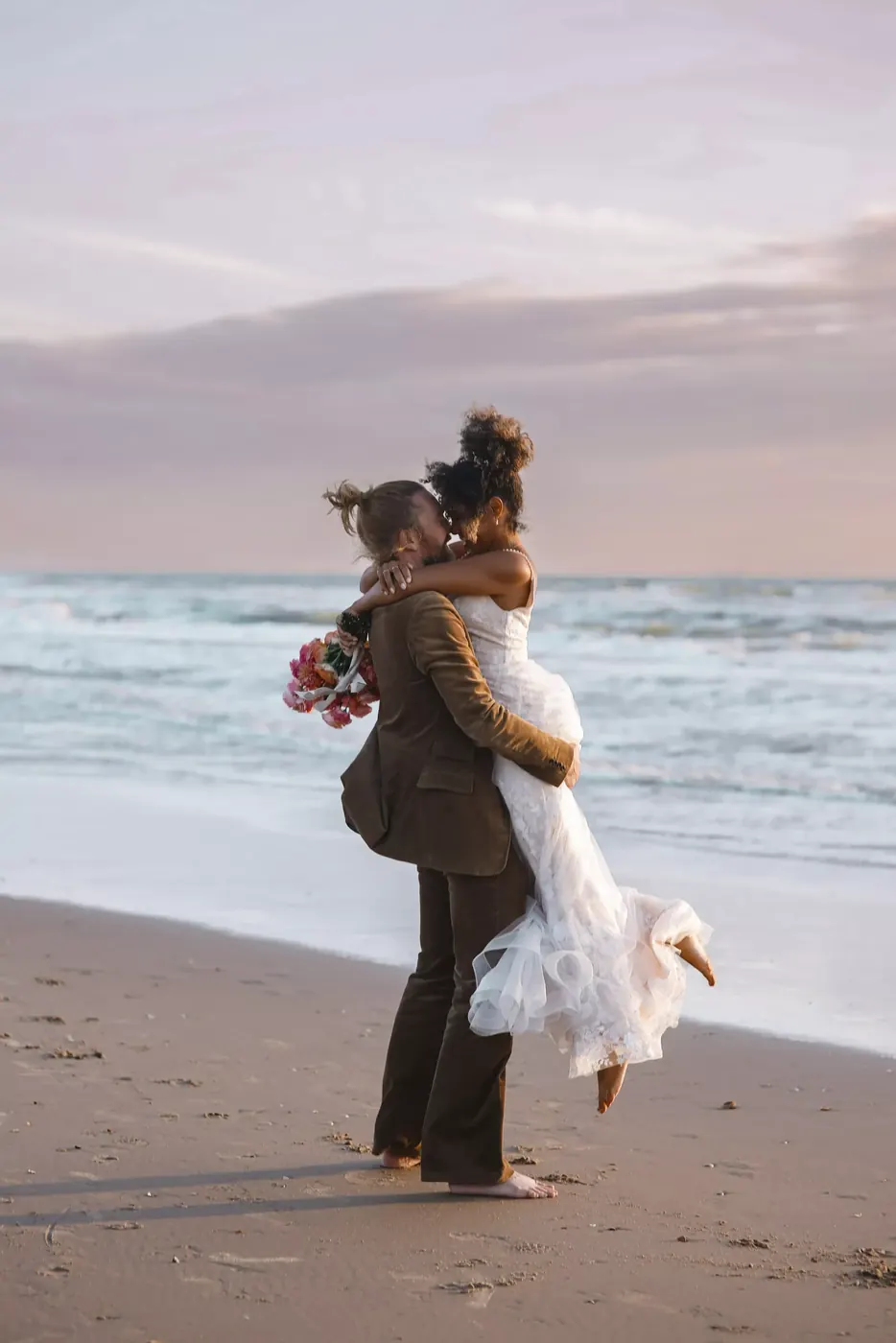 Bruidspaar tijdens de fotoshoot op hun trouwdag aan het strand