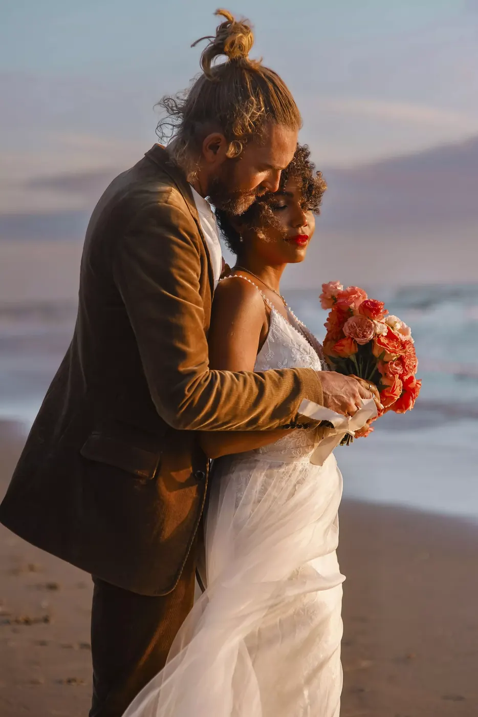 Bruidspaar tijdens de fotoshoot op hun trouwdag aan het strand