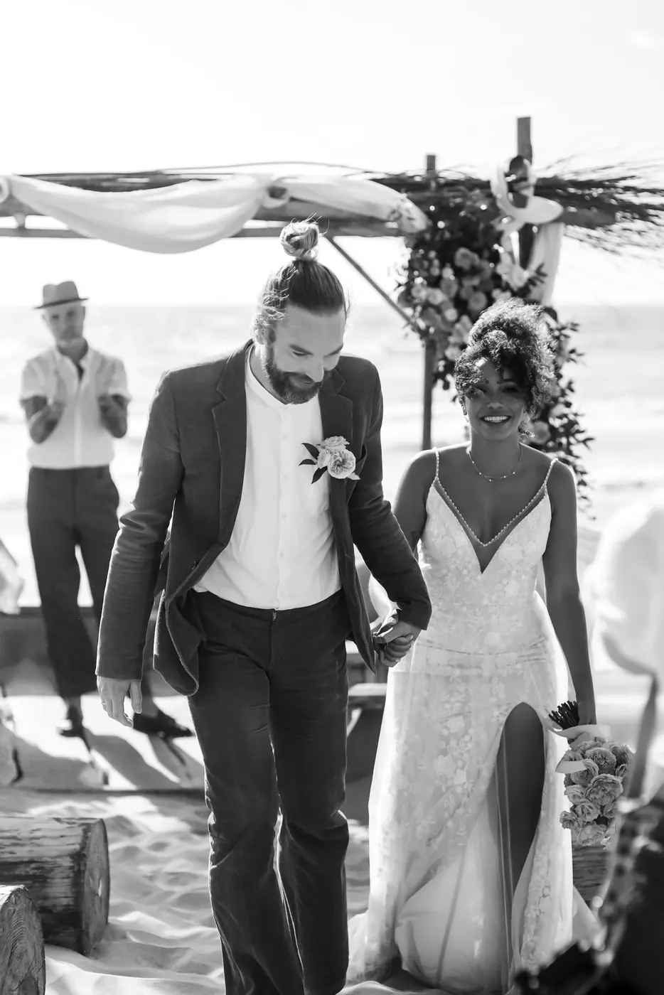 Ceremonie tijdens een bruiloft aan het strand