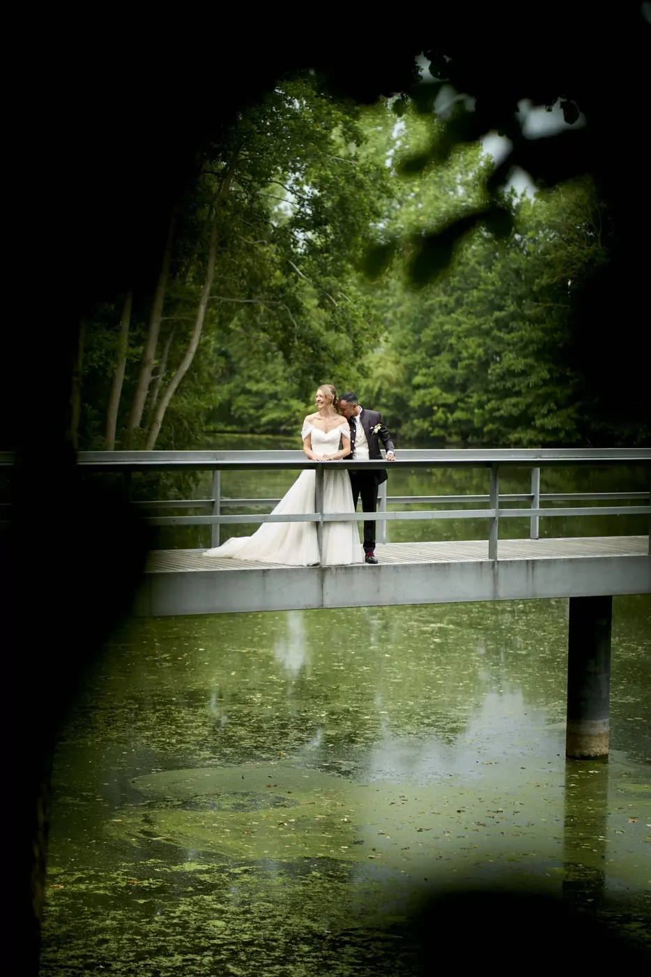 Bruidspaar tijdens de fotoshoot op hun trouwdag in Utrecht
