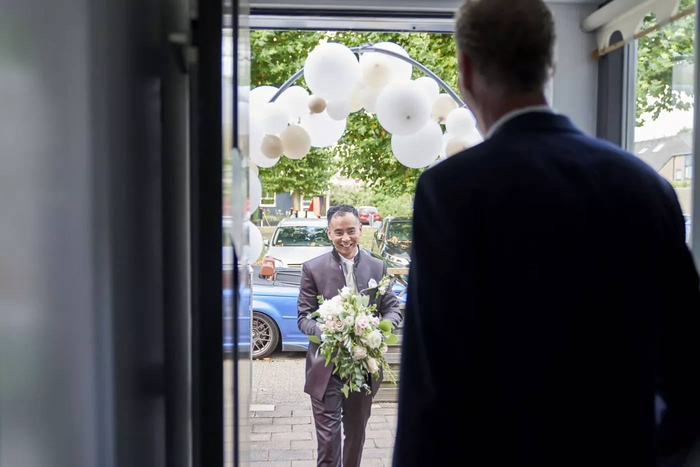 Bruidspaar tijdens de fotoshoot op hun trouwdag in Utrecht