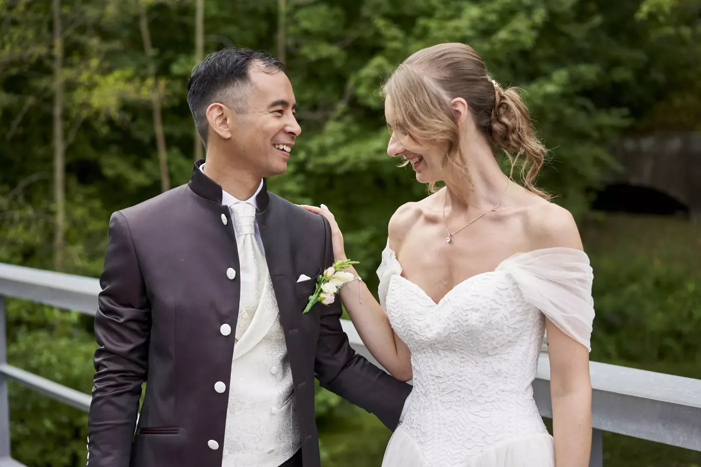 Bruidspaar tijdens de fotoshoot op hun trouwdag in Utrecht