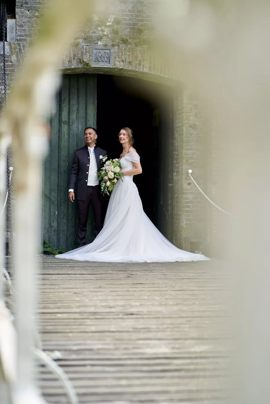 Bruidspaar tijdens de fotoshoot op hun trouwdag in Utrecht