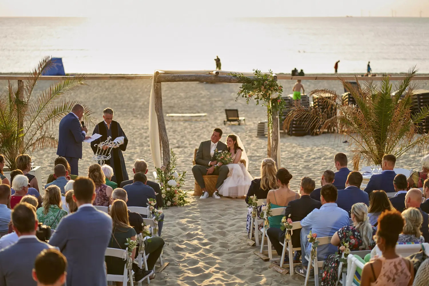 Trouwfoto van Kimberly en Jochem op het strand