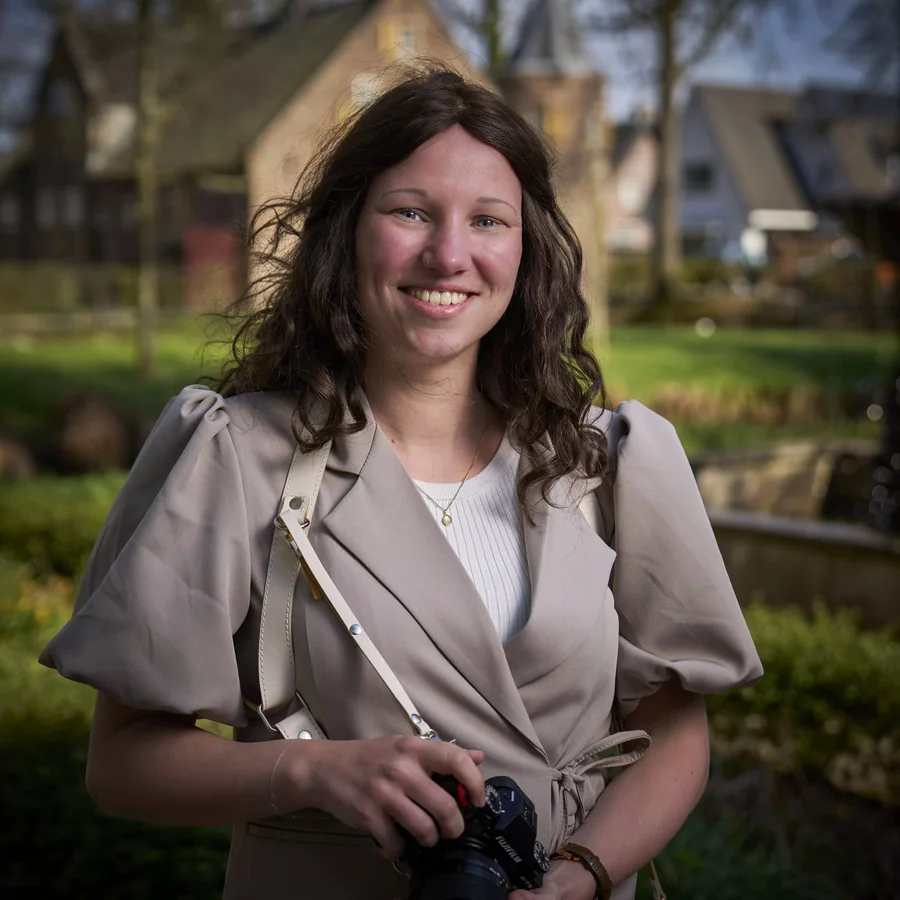 Amber, trouwfotograaf bij Trouwfotografie.nl, met camera in de hand
