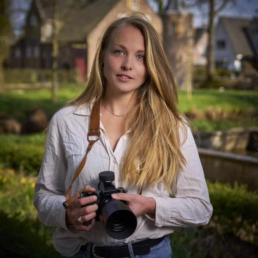 Ingrid, trouwfotograaf bij Trouwfotografie.nl, met camera