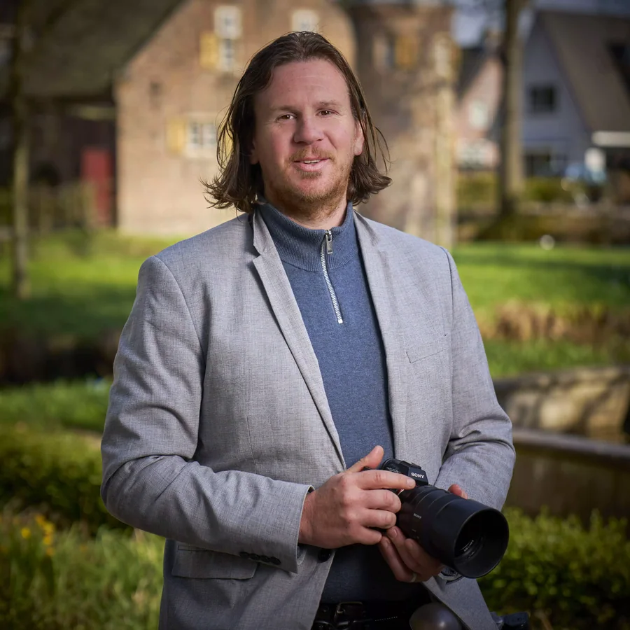 Murk Feitsma, oprichter en hoofdfotograaf van Trouwfotografie.nl, met camera in de hand