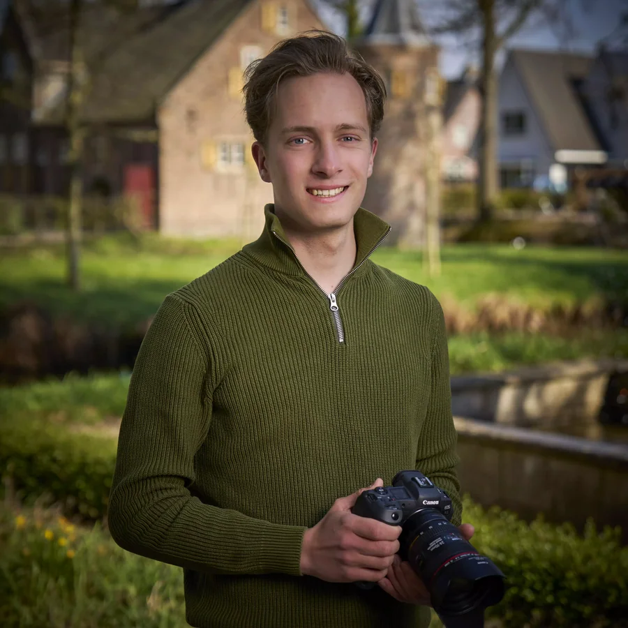 Tim, trouwfotograaf bij Trouwfotografie.nl, met camera