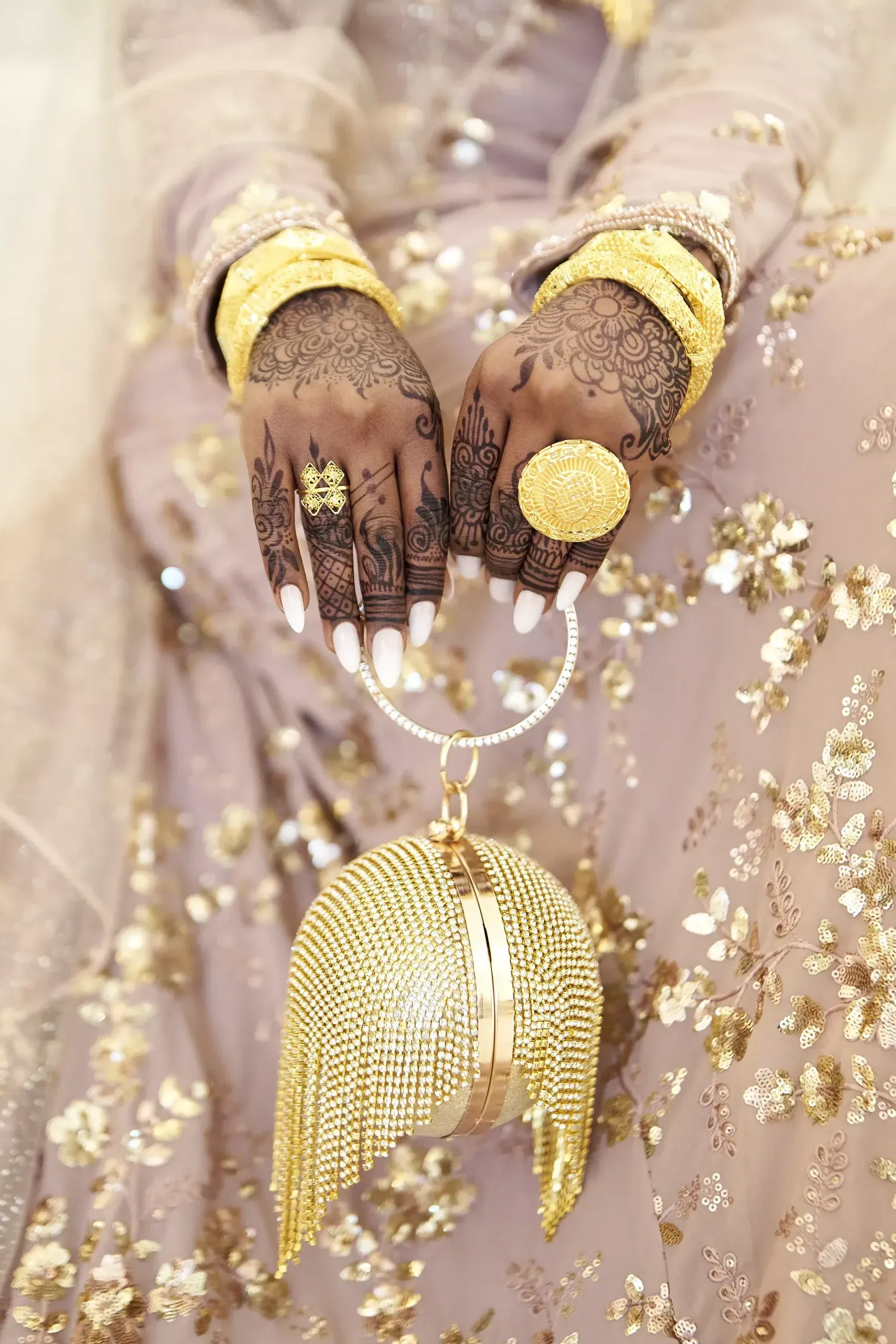 Detailfoto van gouden sieraden en henna van de bruid