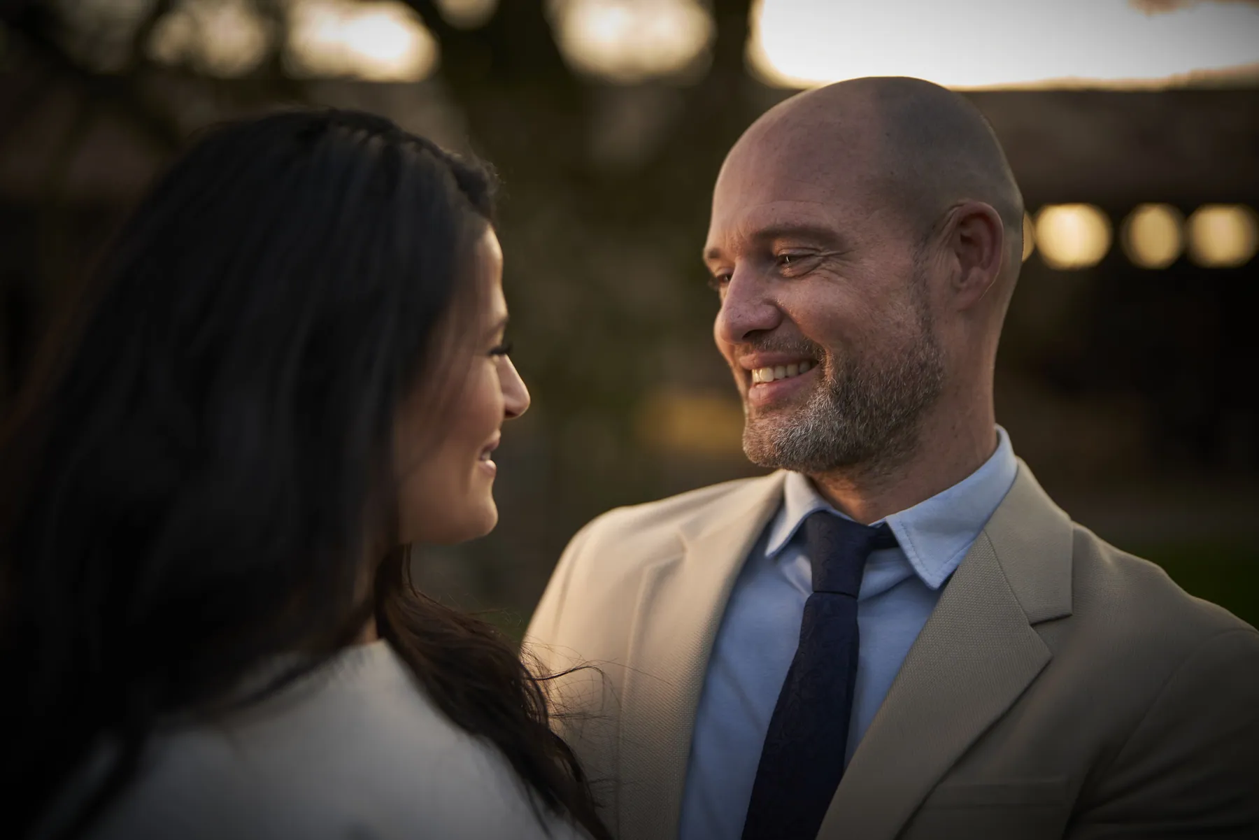 Loveshoot in de avondzon met de zon tussen het bruidspaar door