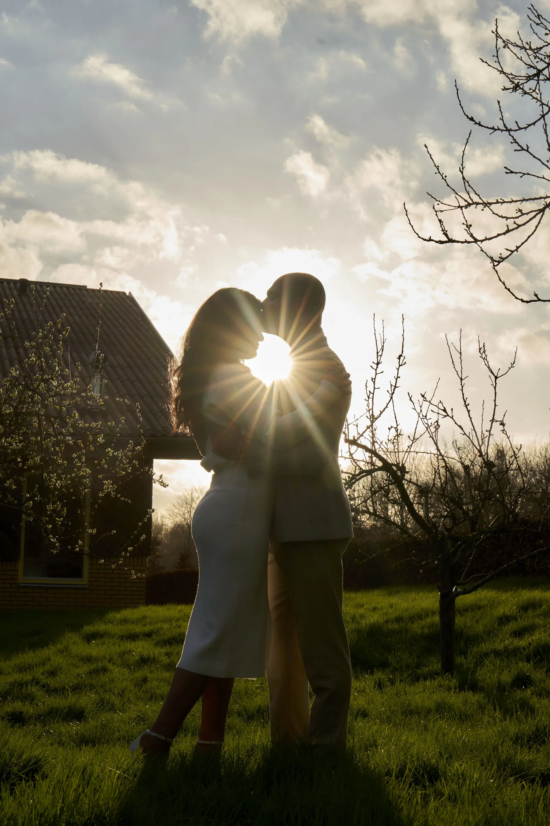 Bruidspaar in tegenlicht tijdens een loveshoot bij zonsondergang