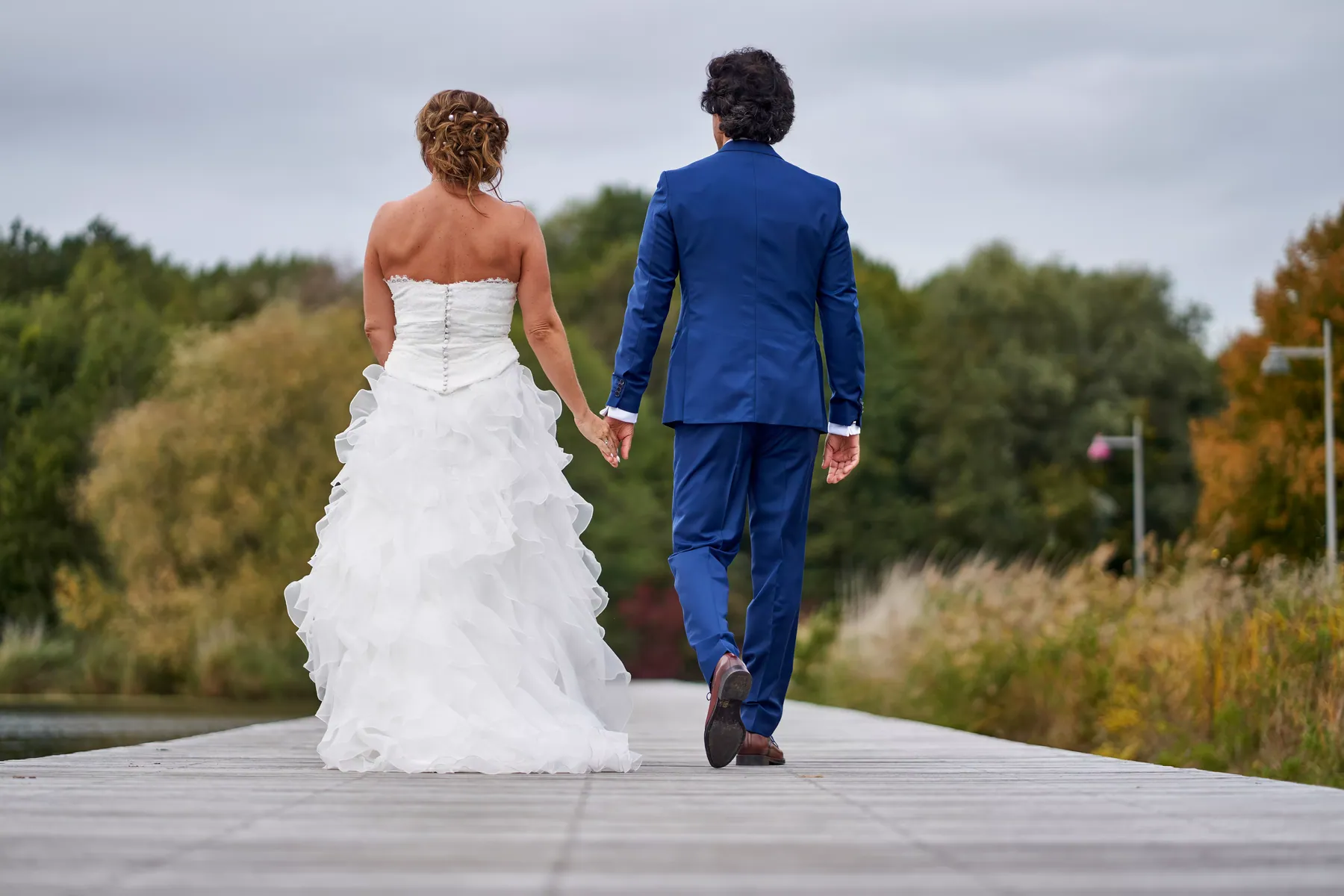 Twee fotografen leggen tegelijk verschillende momenten van de bruiloft vast