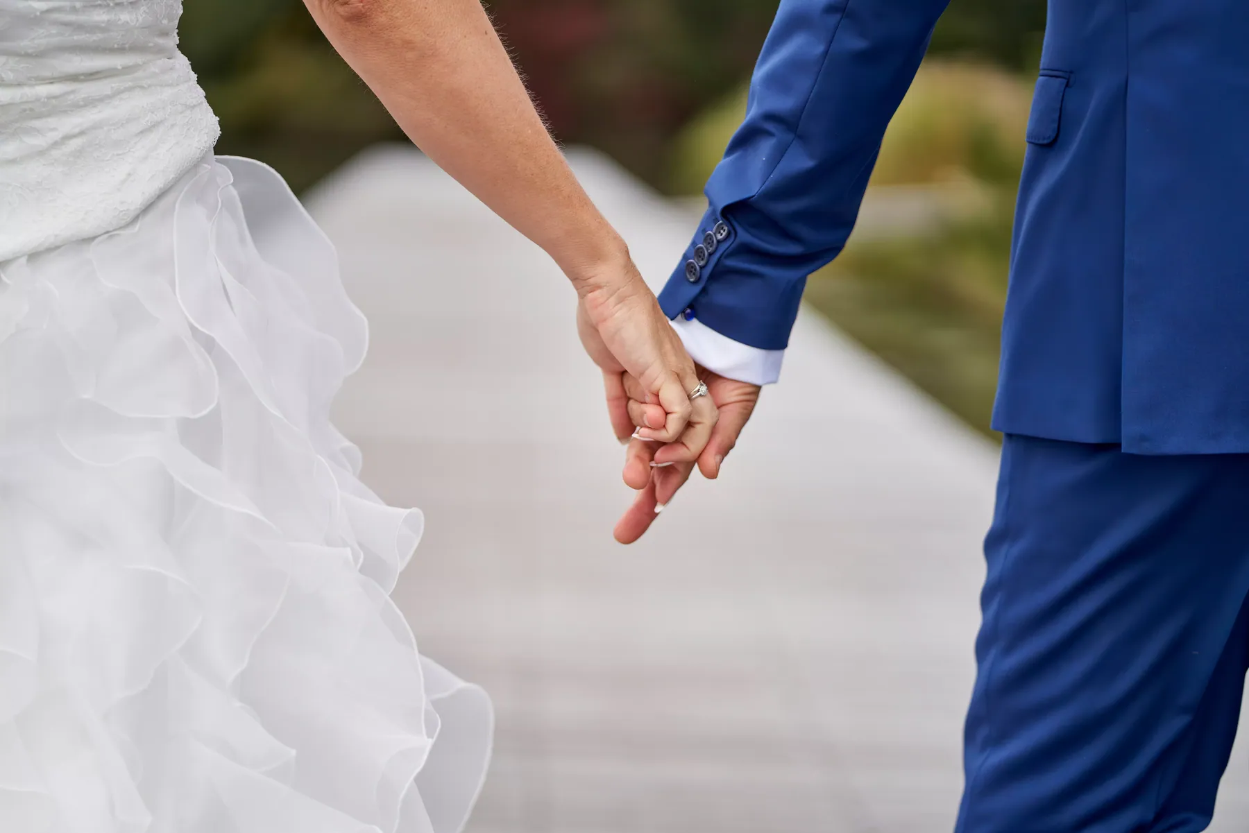 Bruidspaar samen in het groen tijdens de fotoshoot