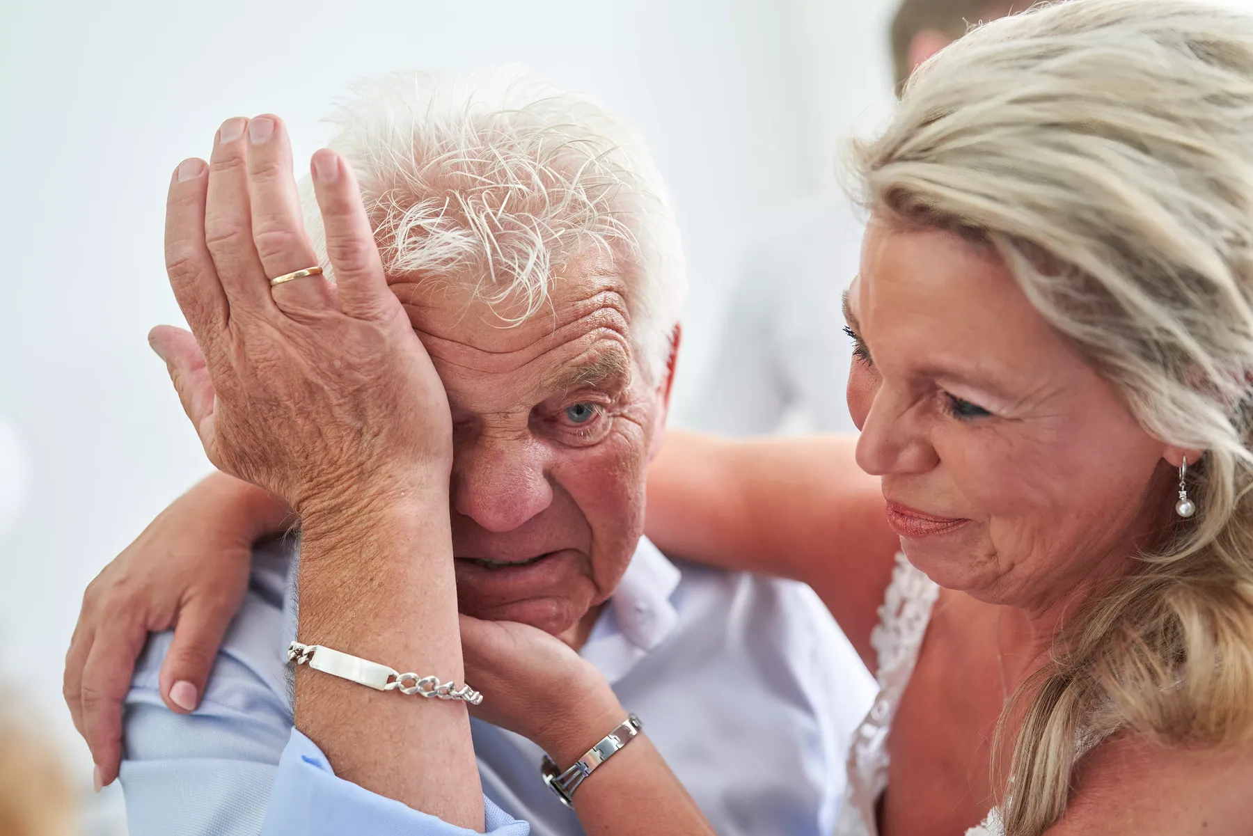 Bruid troost haar vader vlak voor de ceremonie