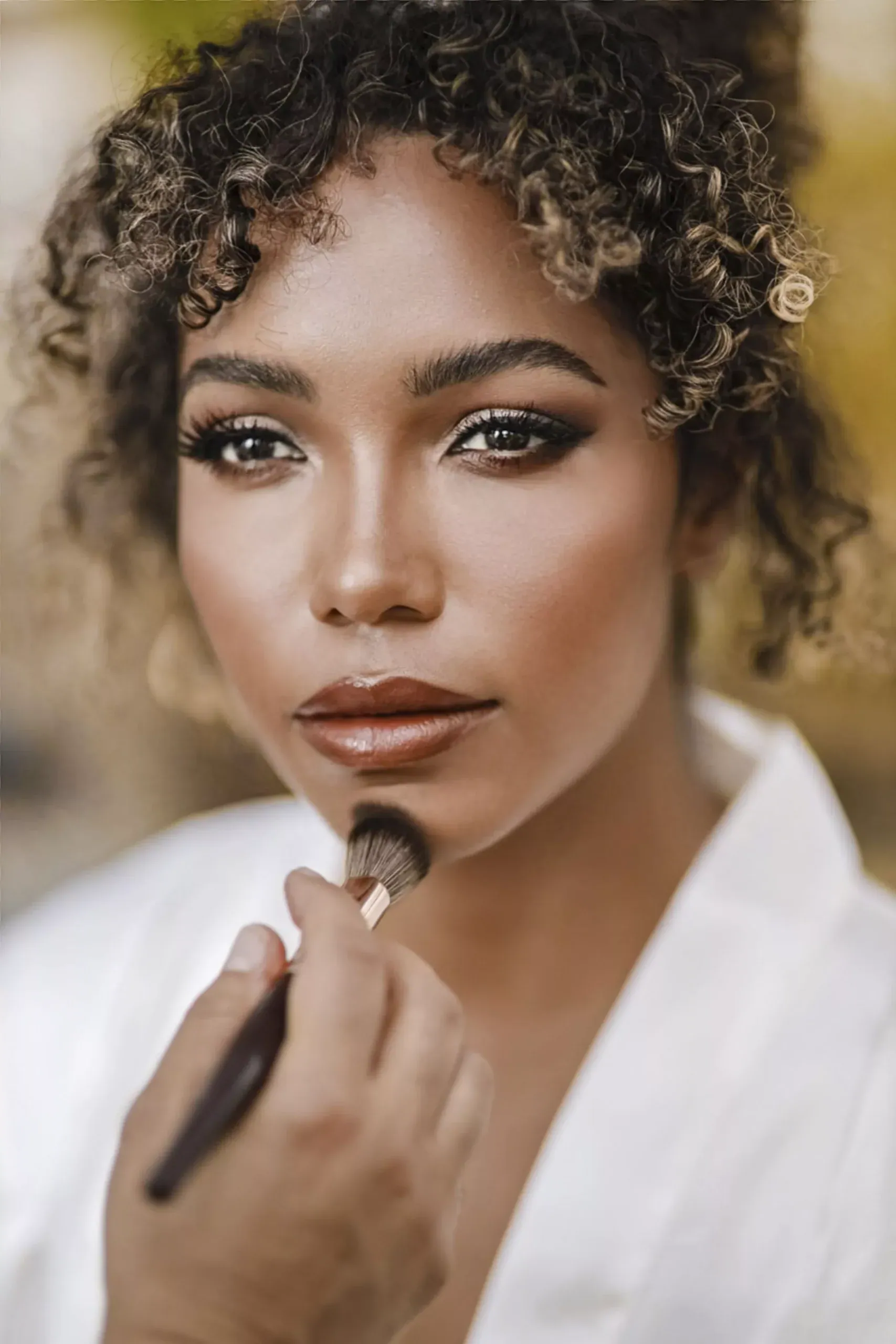 Visagist werkt aan de make-up van de bruid tijdens het klaarmaken